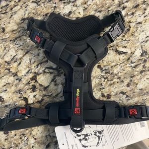 Smellydogz dog harness size medium. New with tags. Waterproof material.